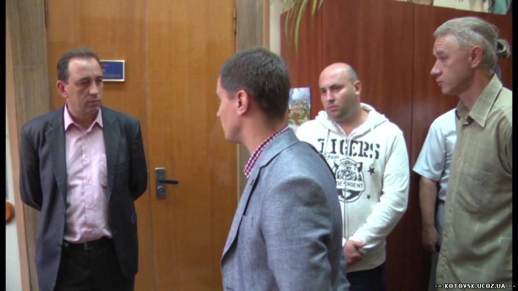 Почему Павел Кириленко принимал людей в коридоре.