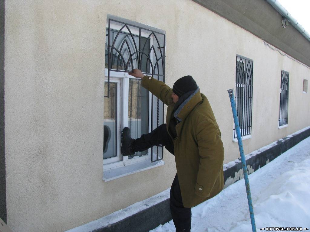 Залишені на снігу сліди вивели міліціонерів на зловмисників, що обікрали сільський магазин